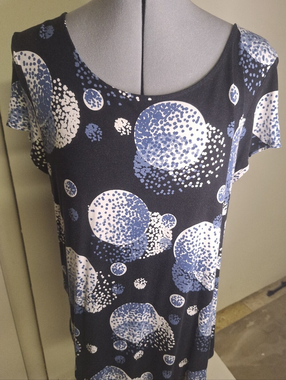 Alfani Black Dotted Circles Scoop Neck Top with Blue and White. Size Large